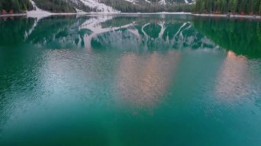 Dolomitler, İtalya Alpleri 'nde İHA Uçuşu Sahne Lago Di Braies