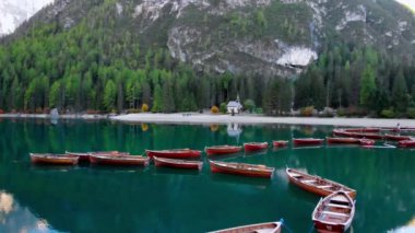 Dolomitler, İtalya Alpleri 'nde İHA Uçuşu Sahne Lago Di Braies