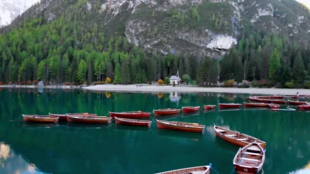 Avión Tripulado Volando Sobre Escénico Lago Braies Dolomitas Italia Alpes — Vídeos de Stock