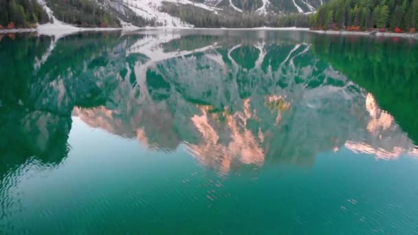 Letecký Letoun Přeletěl Nad Scénou Lago Braies Dolomitech Itálie Alpy — Stock video