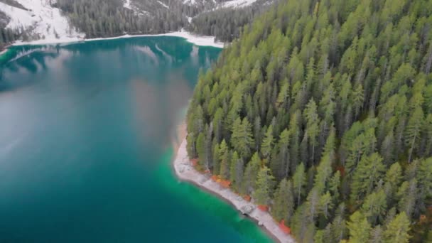 Drone Survolant Lago Braies Pittoresque Dans Les Dolomites Italie Alpes — Video