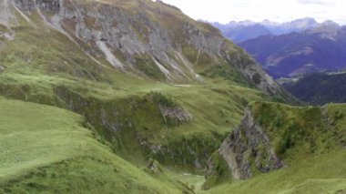 Sonbaharda Passo Giau 'nun havadan görünüşü, Dolomitler, İtalya. Resimli İtalyan Dolomitleri