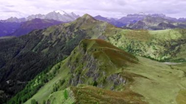 Sonbaharda Passo Giau 'nun havadan görünüşü, Dolomitler, İtalya. Resimli İtalyan Dolomitleri