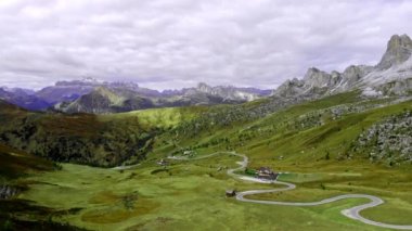 Sonbaharda Passo Giau 'nun havadan görünüşü, Dolomitler, İtalya. Resimli İtalyan Dolomitleri