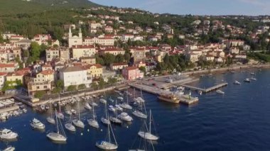 Hırvatistan, Adriyatik kıyıları, güzel Opatija kasabası, popüler turizm beldesi, kıyı şeridi havacılık manzarası, Kvarner körfezi, insansız hava aracı görüntüleri