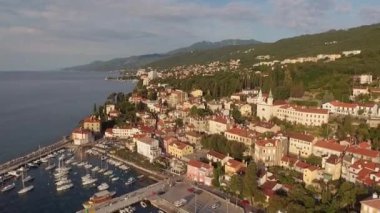 Hırvatistan, Adriyatik kıyıları, güzel Opatija kasabası, popüler turizm beldesi, kıyı şeridi havacılık manzarası, Kvarner körfezi, insansız hava aracı görüntüleri