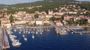Hırvatistan, Adriyatik kıyıları, güzel Opatija kasabası, popüler turizm beldesi, kıyı şeridi havacılık manzarası, Kvarner körfezi, insansız hava aracı görüntüleri