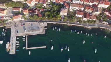 Hırvatistan, Adriyatik kıyıları, güzel Opatija kasabası, popüler turizm beldesi, kıyı şeridi havacılık manzarası, Kvarner körfezi, insansız hava aracı görüntüleri