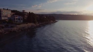 Hırvatistan, Adriyatik kıyıları, güzel Opatija kasabası, popüler turizm beldesi, kıyı şeridi havacılık manzarası, Kvarner körfezi, insansız hava aracı görüntüleri