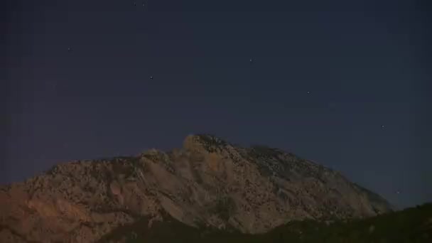 Cielo Nocturno Timelapse Con Estrellas Cima Montaña Primer Plano — Vídeo de stock