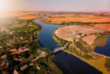 Sırbistan 'ın Voyvodina kentindeki Turija köyü yakınlarındaki Büyük Backa Kanalı sıcak bir sonbahar sabahında