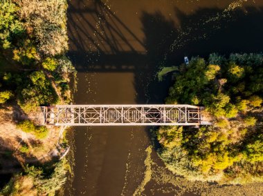 Sırbistan 'ın Voyvodina kentindeki Turija köyü yakınlarındaki Büyük Backa Kanalı sıcak bir sonbahar sabahında