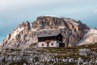 Güzel bir sonbahar gününde Drei Zinnen veya Tre Cime di Lavaredo 'da günbatımı, UNESCO Heritage South Tirol, Kuzey İtalya