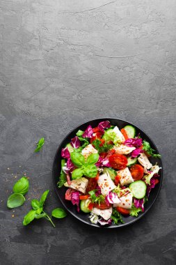 Salata tavuk eti ile. Tavuk göğsü ile taze sebze salatası. Et tavuk fileto ve plaka üzerinde taze sebze salatası