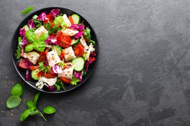 Salata tavuk eti ile. Tavuk göğsü ile taze sebze salatası. Et tavuk fileto ve plaka üzerinde taze sebze salatası