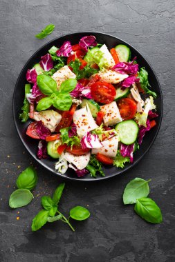 Salata tavuk eti ile. Tavuk göğsü ile taze sebze salatası. Et tavuk fileto ve plaka üzerinde taze sebze salatası