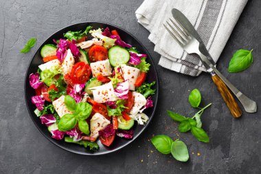 Salata tavuk eti ile. Tavuk göğsü ile taze sebze salatası. Et tavuk fileto ve plaka üzerinde taze sebze salatası