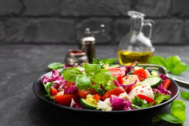 Salata tavuk eti ile. Tavuk göğsü ile taze sebze salatası. Et tavuk fileto ve plaka üzerinde taze sebze salatası