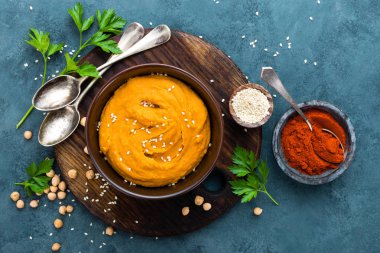 Humus. Taze ev yapımı humus kırmızı biber, tuz, sarımsak, tahin, limon suyu ve zeytinyağı ile. Kase nohut humus. Geleneksel Lübnan mutfağı. Sağlıklı vejetaryen meze