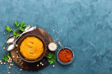 Humus. Taze ev yapımı humus kırmızı biber, tuz, sarımsak, tahin, limon suyu ve zeytinyağı ile. Kase nohut humus. Geleneksel Lübnan mutfağı. Sağlıklı vejetaryen meze