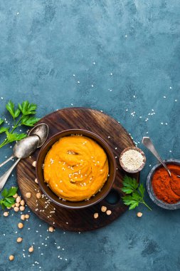 Humus. Taze ev yapımı humus kırmızı biber, tuz, sarımsak, tahin, limon suyu ve zeytinyağı ile. Kase nohut humus. Geleneksel Lübnan mutfağı. Sağlıklı vejetaryen meze