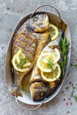 Fırında balık dorado. Çipura ya da ızgara balık.