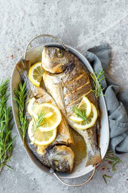 Fırında balık dorado. Çipura ya da ızgara balık.