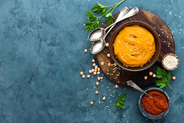 Hummus Färsk Hemmagjord Hummus Med Paprikapulver Salt Vitlök Tahini Citron — Stockfoto