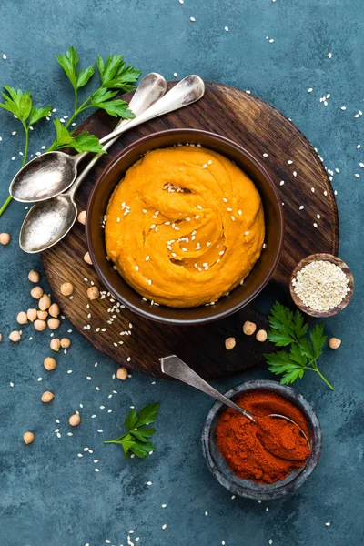 Hummus Frischer Hausgemachter Hummus Mit Paprika Salz Knoblauch Tahini Zitronensaft — Stockfoto