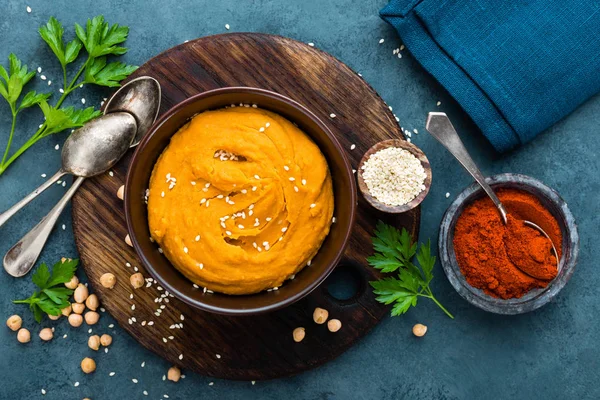 Hummus Frischer Hausgemachter Hummus Mit Paprika Salz Knoblauch Tahini Zitronensaft — Stockfoto