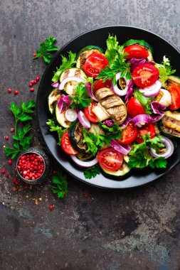 Taze ve ızgara sebze ve mantar salatası. Izgara petrol sebze salatası. Sebze salatası plaka üzerinde. Sağlıklı vejetaryen yemek