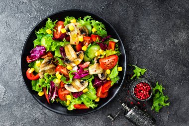 Taze ve ızgara sebze ve mantar salatası. Izgara petrol sebze salatası. Sebze salatası plaka üzerinde. Sağlıklı vejetaryen yemek