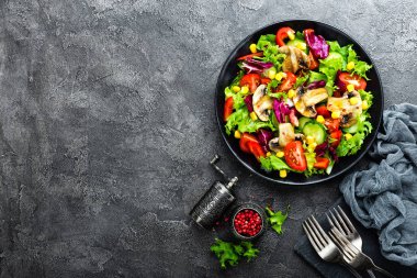 Taze ve ızgara sebze ve mantar salatası. Izgara petrol sebze salatası. Sebze salatası plaka üzerinde. Sağlıklı vejetaryen yemek