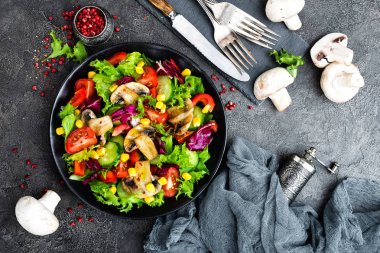 Taze ve ızgara sebze ve mantar salatası. Izgara petrol sebze salatası. Sebze salatası plaka üzerinde. Sağlıklı vejetaryen yemek