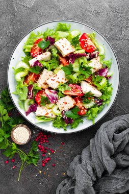 Et taze sebze salatası. Sebze salatası ile pişmiş tavuk göğsü. Tavuk fileto tabakta sebze salatası