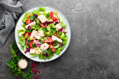 Et taze sebze salatası. Sebze salatası ile pişmiş tavuk göğsü. Tavuk fileto tabakta sebze salatası
