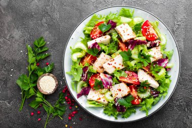 Et taze sebze salatası. Sebze salatası ile pişmiş tavuk göğsü. Tavuk fileto tabakta sebze salatası