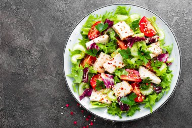 Et taze sebze salatası. Sebze salatası ile pişmiş tavuk göğsü. Tavuk fileto tabakta sebze salatası