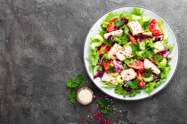 Et taze sebze salatası. Sebze salatası ile pişmiş tavuk göğsü. Tavuk fileto tabakta sebze salatası