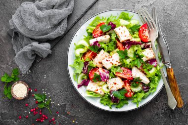 Et taze sebze salatası. Sebze salatası ile pişmiş tavuk göğsü. Tavuk fileto tabakta sebze salatası