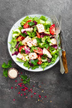 Et taze sebze salatası. Sebze salatası ile pişmiş tavuk göğsü. Tavuk fileto tabakta sebze salatası