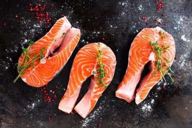 Somon balığı. Taze somon balık. Çiğ Somon Balık biftek