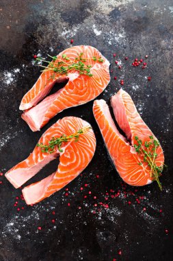 Somon balığı. Taze somon balık. Çiğ Somon Balık biftek