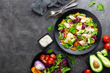 Balık salatası. Taze sebze salatası somon fileto balık. Somon fileto ve plaka üzerinde taze sebze balık salatası