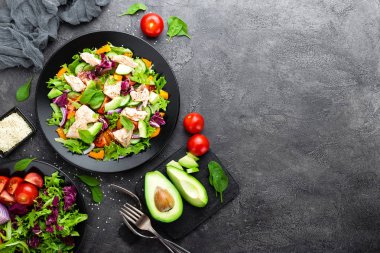 Balık salatası. Taze sebze salatası somon fileto balık. Somon fileto ve plaka üzerinde taze sebze balık salatası