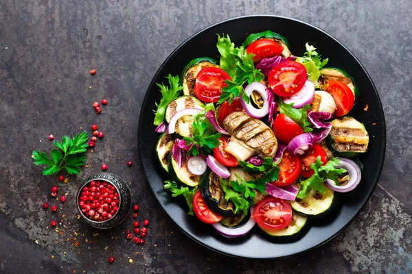 沙拉配新鲜的烤蔬菜和蘑菇 蔬菜沙拉配烤 Champignons 盘子里的蔬菜沙拉 健康素食食品 — 图库照片