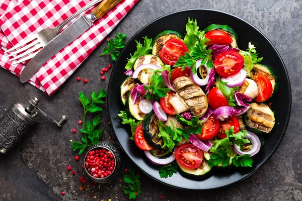 沙拉配新鲜的烤蔬菜和蘑菇 蔬菜沙拉配烤 Champignons 盘子里的蔬菜沙拉 健康素食食品 — 图库照片
