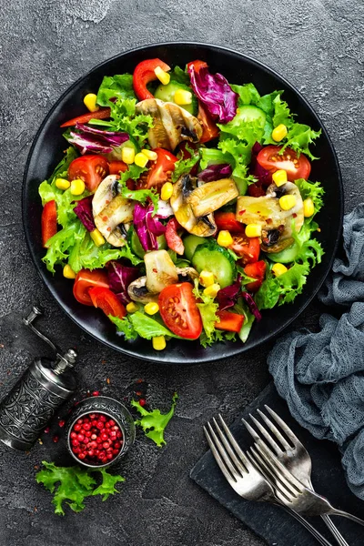 Taze ve ızgara sebze ve mantar salatası. Izgara petrol sebze salatası. Sebze salatası plaka üzerinde. Sağlıklı vejetaryen yemek