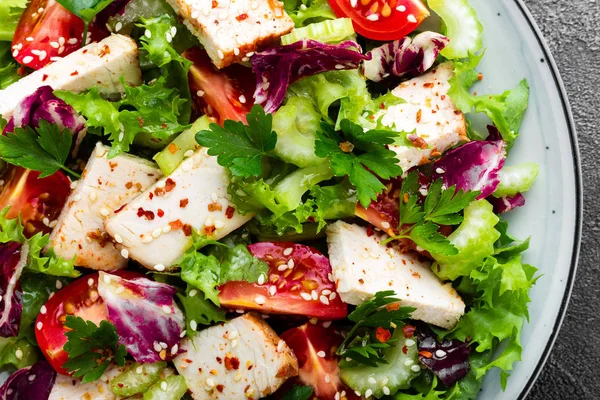 Salada Carne Com Legumes Frescos Salada Legumes Com Peito Frango — Fotografia de Stock