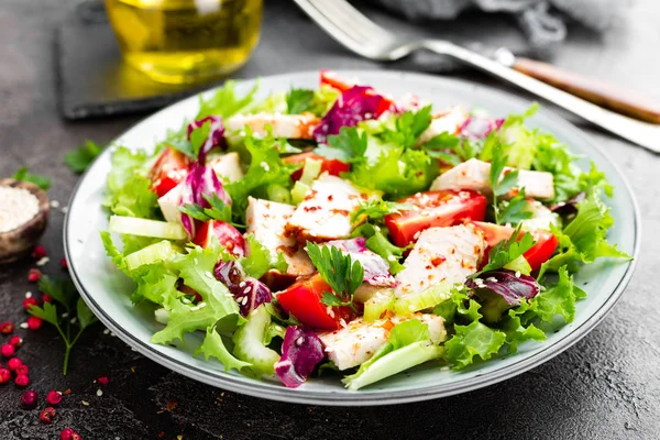 Salada Carne Com Legumes Frescos Salada Legumes Com Peito Frango — Fotografia de Stock
